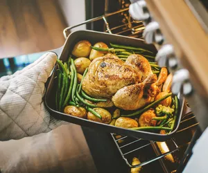 Kurczak z ziemniakami i fasolką. Cały obiad zrobisz na jednej blaszce