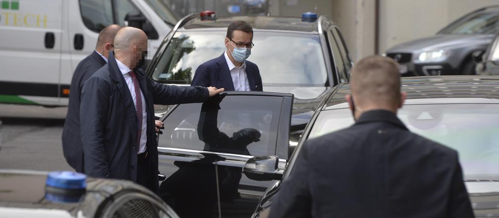 Premier Mateusz Morawiecki opuszcza siedzibę PiS