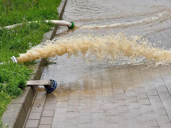 Niebezpieczne zjawiska na Warmii i Mazurach. Są ostrzeżenia przed gwałtownymi burzami i ulewami