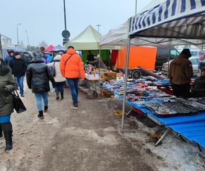 Giełda samochodowa w Łodzi. Przyciąga klientów, ale sprzedawcy nie są zadowoleni