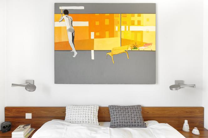 Kolorowy obraz ożywia nowoczesną sypialnię