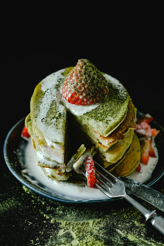 Nie tylko matcha latte. Podpowiadamy, jak jeszcze wykorzystać tę herbatę w kuchni