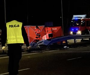 Tragiczny wypadek na Mazowszu. Karetka na sygnale dachowała w rowie. Jeden ratownik zginął na miejscu