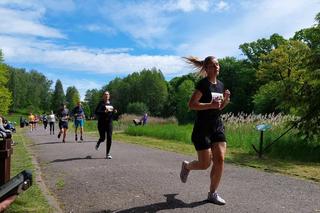 Biegiem przez Myślęcinek. Biegacze wystartowali w wiosennej Botanicznej Piątce