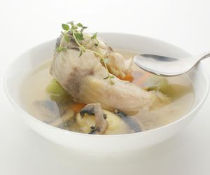 Zupa rybna z karpia – przepis na łagodną zupę w duchu zero waste