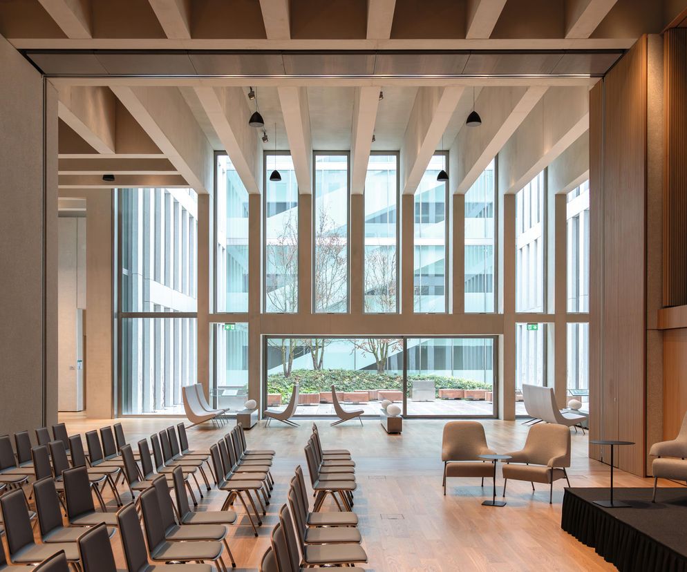 20 | Przy foyer na parterze zaprojektowano aneks umożliwiający organizację wykładów, prezentacji i innych spotkań