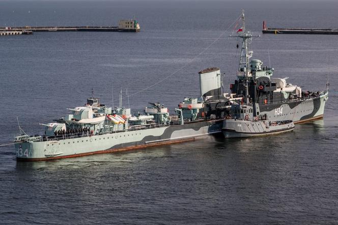 ORP Błyskawica opuściła swoje miejsce przy nabrzeżu w Gdyni