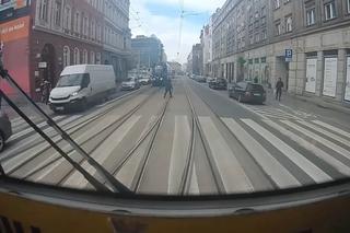 Zatrzymał tramwaj, ściągnął staruszkę z torów i się nią zaopiekował 