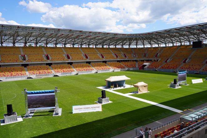 Kongres Świadków Jehowy Białystok 2024. Tłumy wiernych na Stadionie Miejskim