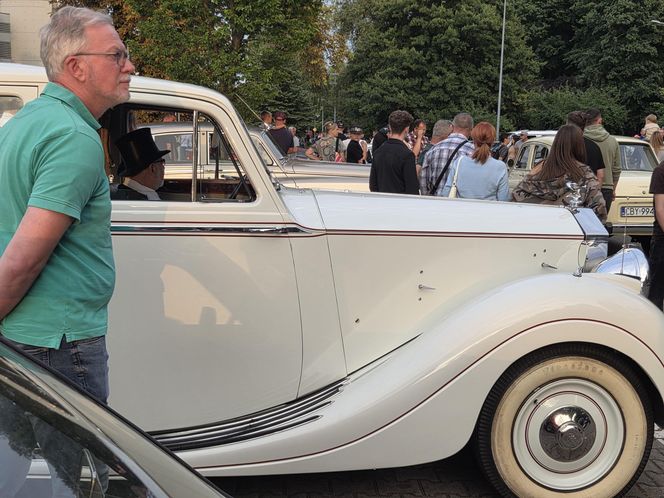 Klasyczna motoryzacja znów zachwyciła Bydgoszcz. „Bydgoskie Klasyki Nocą” przy Torbydzie