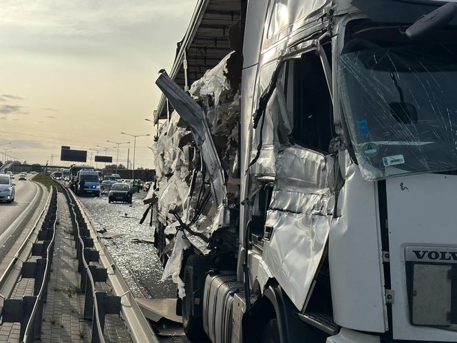 Ogromne korki na S8 w Warszawie. Po zderzeniu ciężarówek na ulicę wypadły butelki z wodą