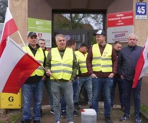 Protest rolników 16 kwietnia w Olsztynie. Strajkujący znów przynieśli nawóz do biura posła Kulaska [ZDJĘCIA]