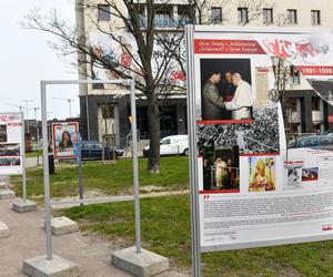 Zdewastowano wystawę papieską przy siedzibie Solidarności w Gdańsku. Sprawą zajmuje się policja