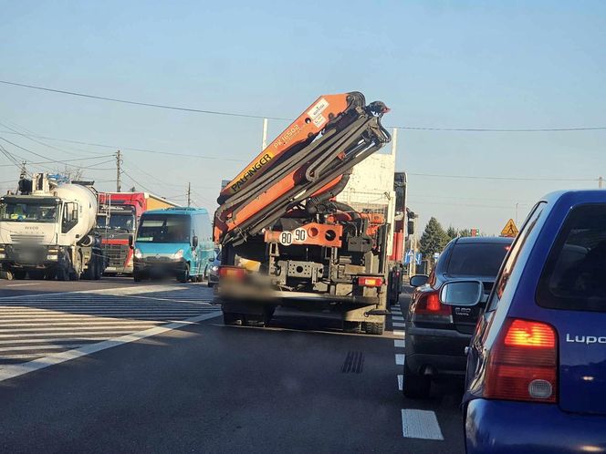 Kabel zawisł nad droga i blokował ruch