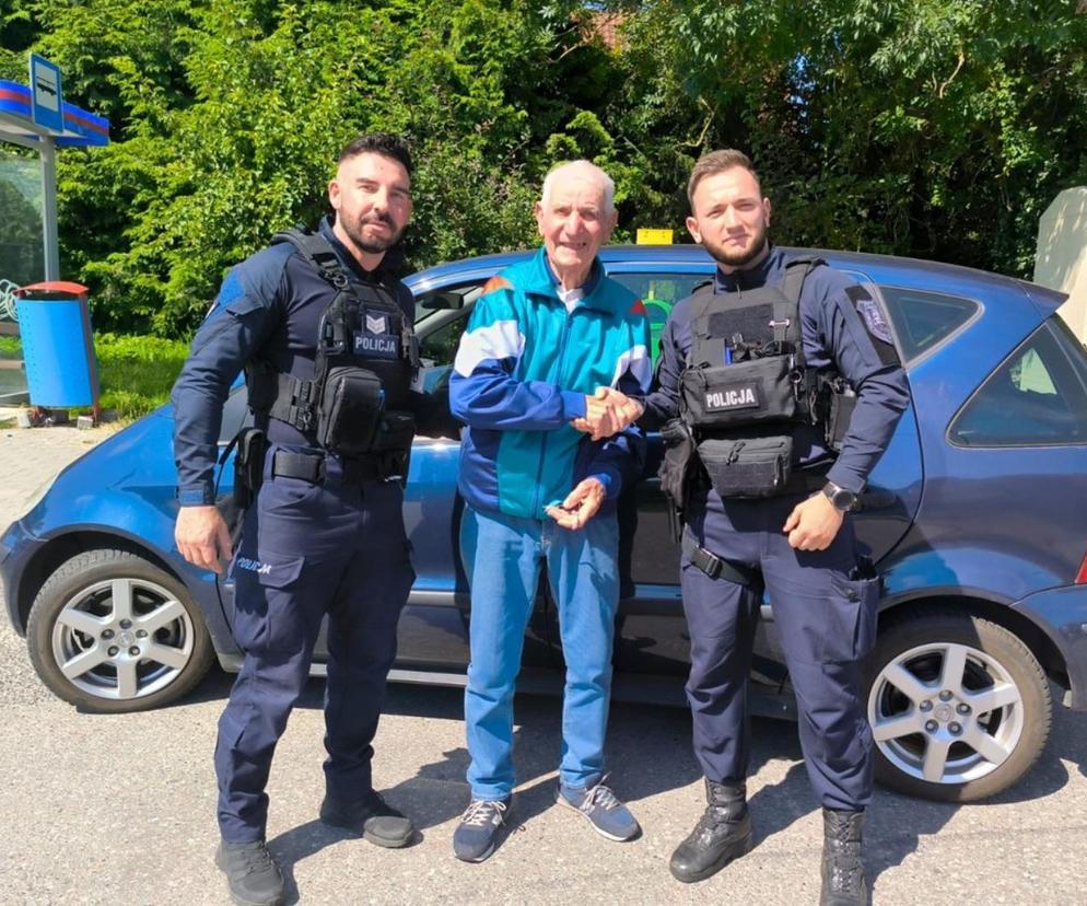 Starszy pan przyjechał nad morze i zgubił swoje auto. Pomogli policjanci