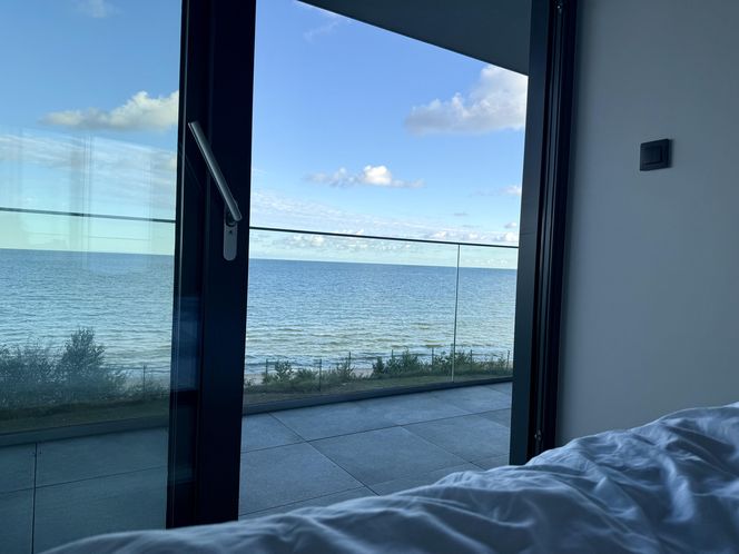 Apartament Hevenia w Rewalu - widok z sypialni