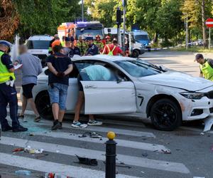 Auto dachowało i wpadło w pieszych na Mokotowie. Prokuratura zapowiada czynności