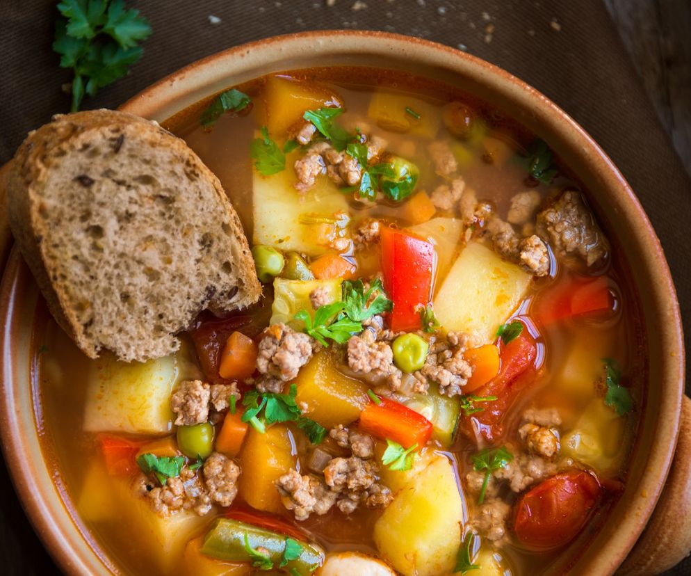 Zupa hamburgerowa: przepis na idealnie sycącą i łatwą do przygotowania zupę