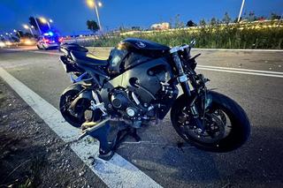 Wypadek przy S8 pod Wołominem. Motocyklista wjechał w grupę osób! W akcji śmigłowiec LPR