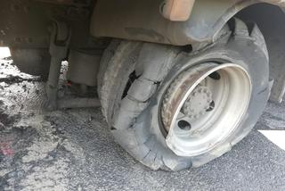 Karambol na trasie S7 pod Olsztynem - przepakowywali ładunek na pasie autostrady