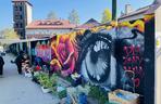 Kolorowy mural przy rynku maślanym