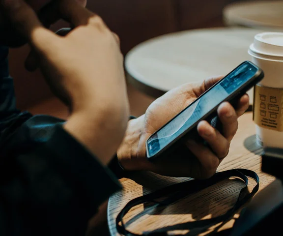 Oszuści przeprowadzają szturm. Używają prawdziwych nazwisk pracowników