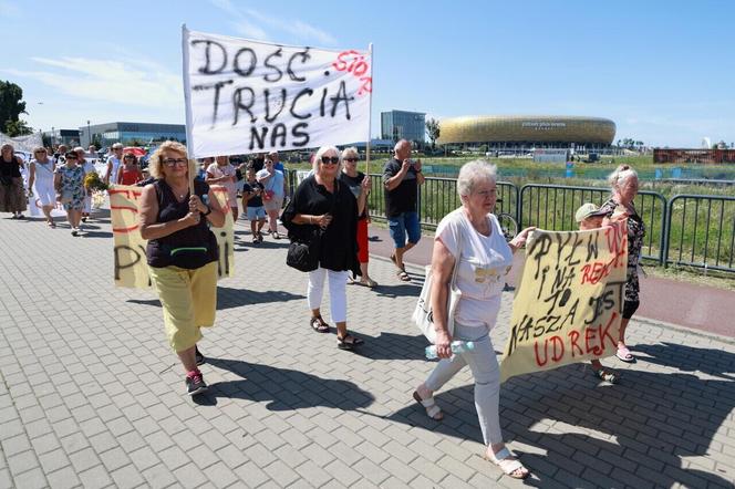 Protest mieszkańców w Letnicy. "Czarny pył do domu leci, tak się truje nasze dzieci" 