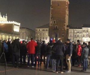 Podpalił się pod Pałacem Kultury i Nauki. Protestował przeciwko władzy. Mija sześć lat od samospalenia Piotra Szczęsnego