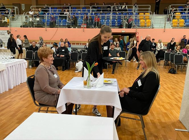 Znamy wyniki Mistrzostw Młodych Kelnerów. Zwyciężyła uczennica siedleckiej „Samochodówki”