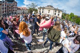 Nietypowa walka w centrum Krakowa: Zobacz zdjęcia z bitwy na poduszki! [AUDIO]