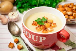 Zupa cebulowa: przepis na zupę krem z cebuli z mlekiem kokosowym