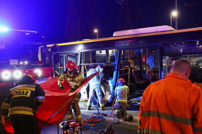Wypadek z udziałem autobusu i ciężarówki w Warszawie (23.10.2025)