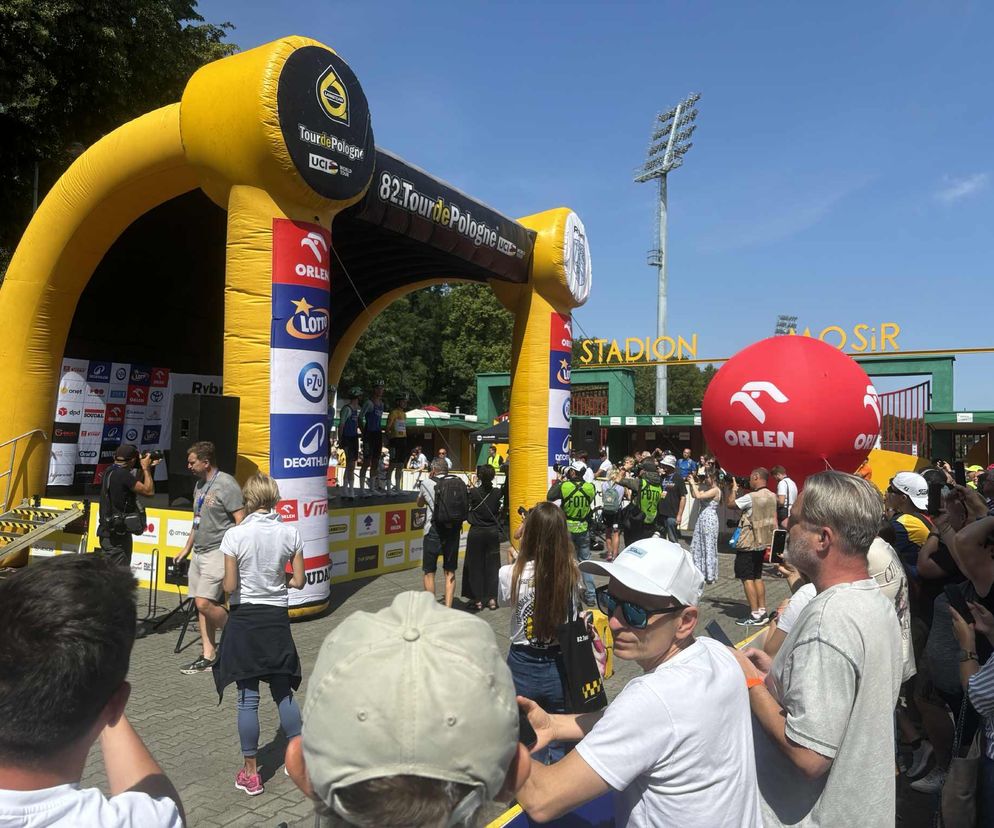 Tour de Pologne 2025. Czwarty etap wystartował z Rybnika. Tłumy przed stadionem miejskim