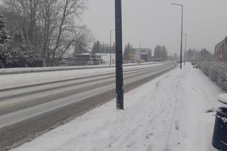 Drogowy armagedon w Tarnowie. Ciężarówki nie dają rady poruszać się po zaśnieżonych drogach i blokują ruch