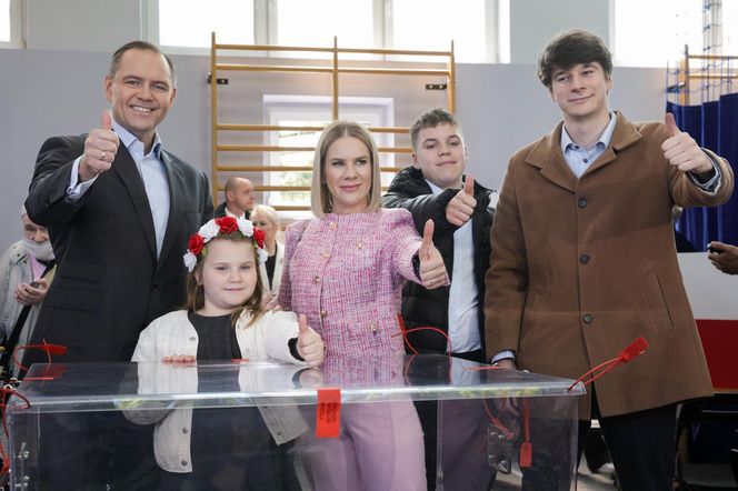 Karol Nawrocki i Marta Nawrocka z rodziną