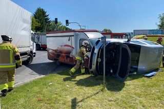 Zablokowana DK 12 w Kąkolewie koło Leszna. Po kolizji z udziałem dwóch samochodów