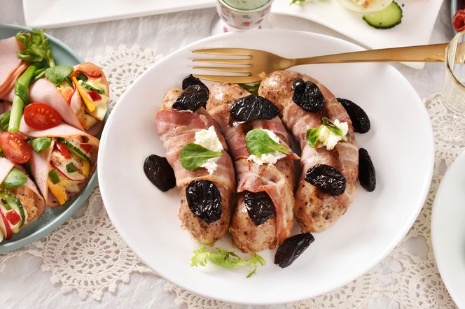 Biała kiełbasa pieczona z suszonymi śliwkami