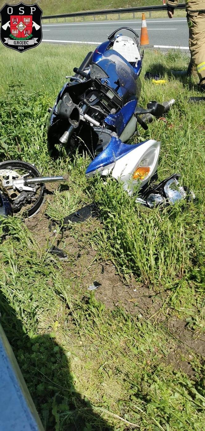 Grojec. Kierowca nie żyje, motocykl rozpadł się na kawałki. Wypadek śmiertelny na autostradzie