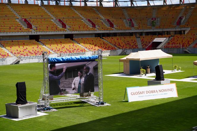 Kongres Świadków Jehowy Białystok 2024. Tłumy wiernych na Stadionie Miejskim