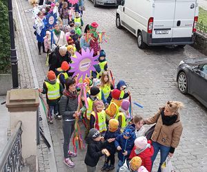 Przemarsz przedszkolaków z marzannami ulicami Grudziądza