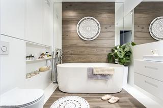 Mała biała łazienka z płytkami drewnopodobnymi
