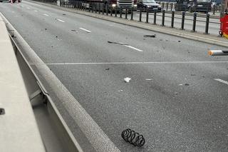 Wypadek na S8 w Warszawie, są ranni. Samochód dachował