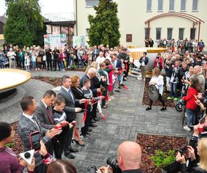 Rynek w Ćmielowie z dużymi filiżankami. Było huczne otwarcie