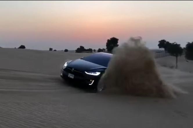 Tesla X na pustyni