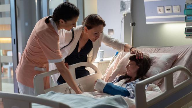 Na dobre i na złe odc. 782. Matylda (Amelia Czaja), Kasia Smuda (Ilona Ostrowska), pielęgniarka Asia (Joanna Pach-Żbikowska)