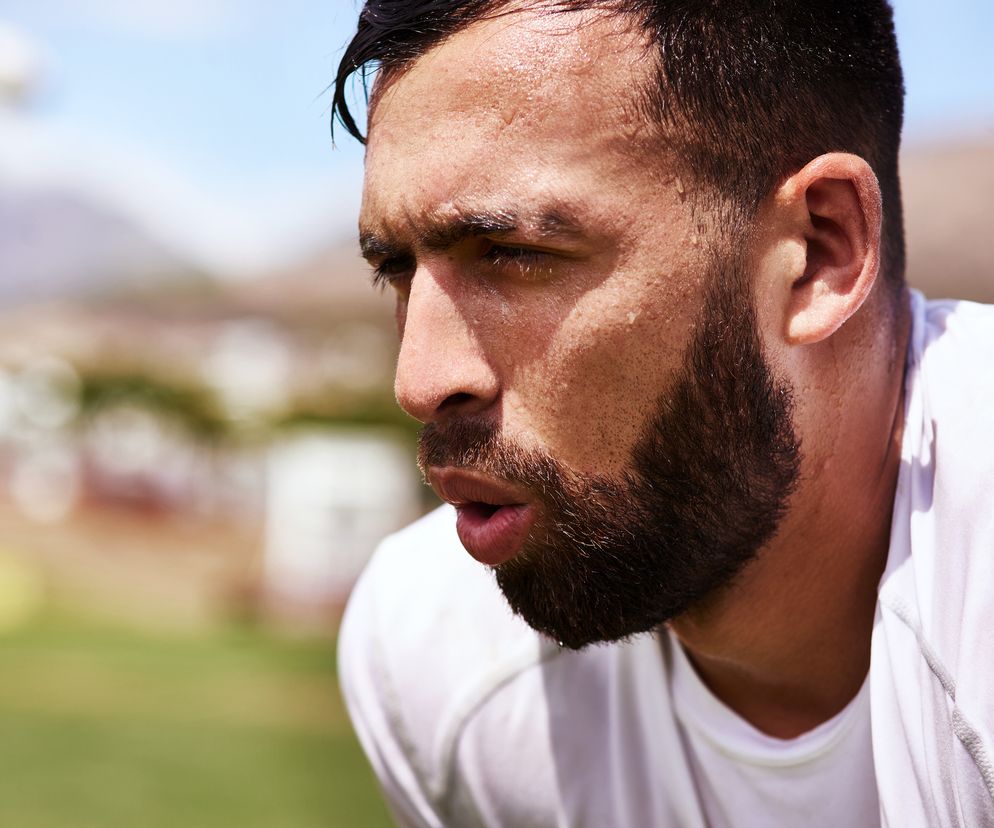 Mężczyzna zmęczony treningiem