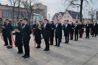 Licealiści zatańczyli poloneza w centrum Bełchatowa