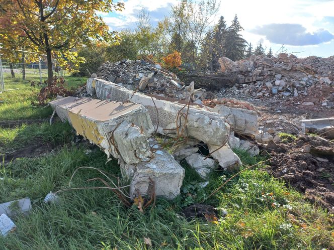 ​Koniec hotelu na lotnisku w Lesznie. Stary, zrujnowany obiekt został wyburzony