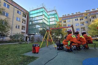 Pękła ściana bloku w Warszawie. Ratownicy przeprowadzili ewakuację