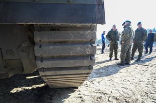 Na poligonie w Nowej Dębie wojsko testuje koreański wóz piechoty AS21 Redback